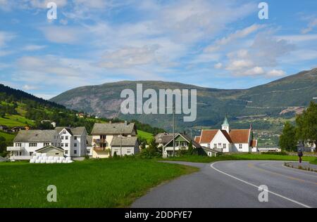 In der Nähe von Olden, Norwegen, mit der alten Kirche auf der rechten Seite. Stockfoto