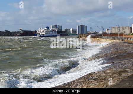 Blick entlang der Küste in Old Portsmouth, Hants, während eines rauen Wintersturms, mit Wellen, die gegen die Ufermauer vor dem Square Tower brechen. Stockfoto