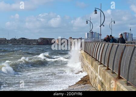 Blick entlang der Küste bei Old Portsmouth, Hants, während eines rauen Wintersturms, mit Wellen, die gegen die Ufermauer vor der Kings Bastion brechen. Stockfoto