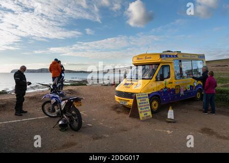 Eiswagen in Compton Bay an einem Oktoberabend, Isle of Wight Stockfoto