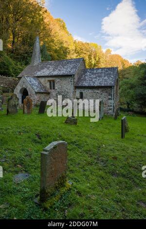 Culbone Kirche im Herbst im Exmoor Nationalpark bei Porlock, Somerset, England. Stockfoto