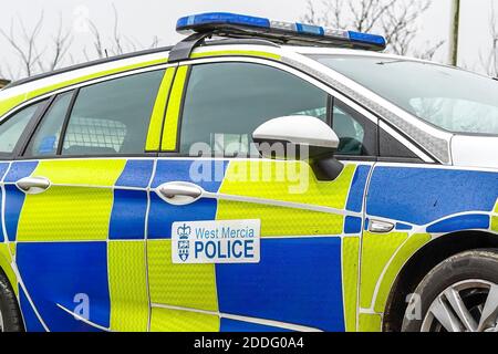 Niedriger Winkel, Seitenansicht Nahaufnahme des Polizeiwagens von West Mercia (Fahrerseite, abseits), der isoliert im Freien ohne Menschen abgestellt wurde. Fahrzeug zur Reaktion auf Vorfälle. Stockfoto