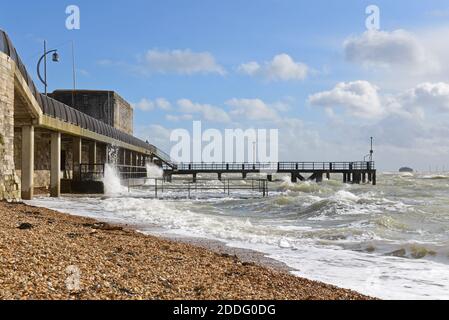 Blick entlang der Küste in Old Portsmouth, Hants, während eines rauen Wintersturms, mit Wellen, die gegen die Ufermauer vor dem Square Tower brechen. Stockfoto