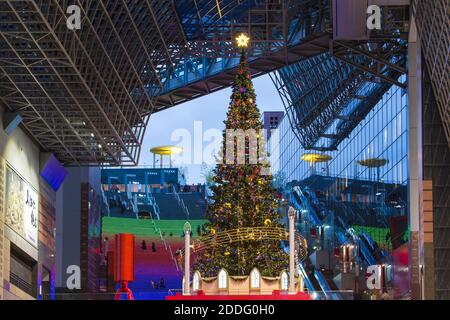 Japan, Kyoto, JR Kyoto Bahnhof, Weihnachtsbaum und beleuchtete Treppe Stockfoto