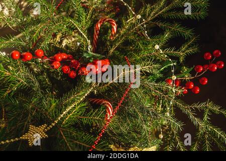 Geschmückt Weihnachten Tannenzweige, Märchen Hintergrund. Draufsicht. Stockfoto
