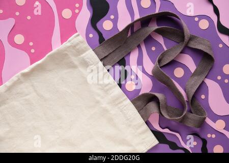 Leere Leinwandtasche auf abstraktem Meer unter Wasser lila Hintergrund. Von Matisse inspirierte Papierkunst-Collage. Stockfoto