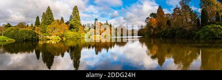 Panoramablick auf Herbstfarben über den See im Sheffield Park, Sussex, Großbritannien Stockfoto