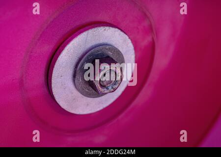 Sechskantmutter und Unterlegscheibe auf rosa Oberfläche Stockfoto