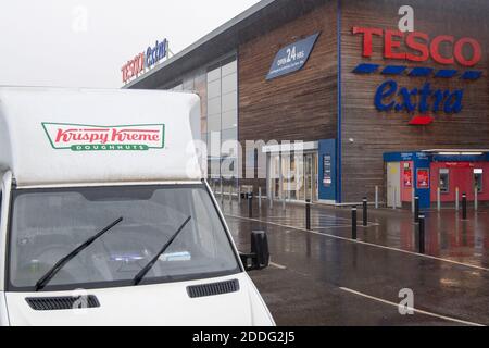 Ein Krispy Kreme-Donut-Van vor einem Tesco Extra-Laden in Wisbech, Cambridgeshire. Cambridgeshire Polizist Simon Read wird vor der Anklage zu versuchen, eine £9.95 Box mit 12 Krispy Kreme Donuts für sieben Pence durch Ankleben eines Barcodes für Karotten auf sie und gehen durch eine Self-Service-Kasse im Tesco Extra-Shop kaufen. Stockfoto