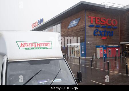 Ein Krispy Kreme-Donut-Van vor einem Tesco Extra-Laden in Wisbech, Cambridgeshire. Cambridgeshire Polizist Simon Read wird vor der Anklage zu versuchen, eine £9.95 Box mit 12 Krispy Kreme Donuts für sieben Pence durch Ankleben eines Barcodes für Karotten auf sie und gehen durch eine Self-Service-Kasse im Tesco Extra-Shop kaufen. Stockfoto