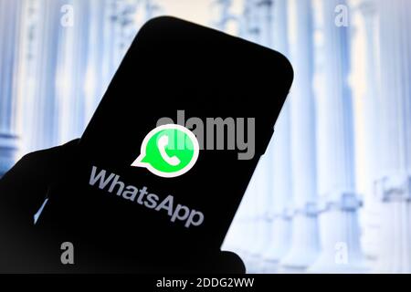 In dieser Abbildung wird ein Whatsapp Online Communicator App Logo auf einem Smartphone angezeigt. Stockfoto