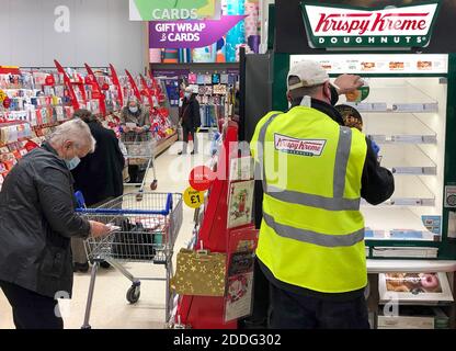 Krispy Kreme Donut Schrank im Tesco Extra Geschäft in Wisbech, Cambridgeshire. Cambridgeshire Polizist Simon Read wird vor der Anklage zu versuchen, eine £9.95 Box mit 12 Krispy Kreme Donuts für sieben Pence durch Ankleben eines Barcodes für Karotten auf sie und gehen durch eine Self-Service-Kasse im Tesco Extra-Shop kaufen. Stockfoto