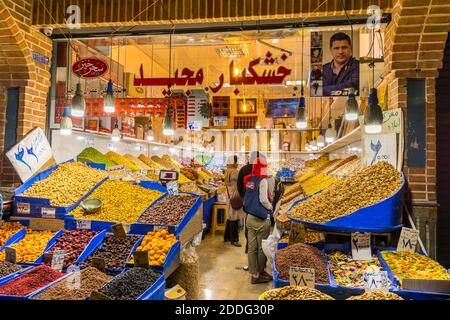 Großer traditioneller Basar mit Hintergrund von Käufern in Teheran, Iran. Stockfoto