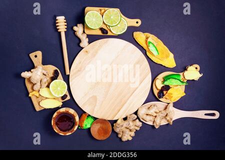 Limette Zitrusfrüchte Zutaten, Ingwer und Honig trockene Früchte Mango, Äpfel, Rosinen. Draufsicht Platz für das Kopieren von Text Stockfoto