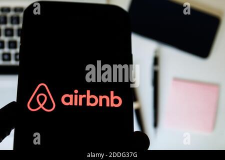 In dieser Abbildung ist ein Airbnb Firmenlogo auf einem Smartphone zu sehen. Stockfoto