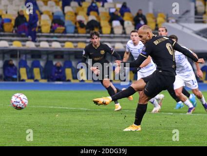 KIEW, UKRAINE - 24. NOVEMBER 2020: Martin Braithwaite aus Barcelona bekommt eine Strafe während des UEFA Champions League Spiels gegen Dynamo Kiew im NSC Olimpiyskyi Stadion in Kiew. Barcelona gewann 4-0 Stockfoto