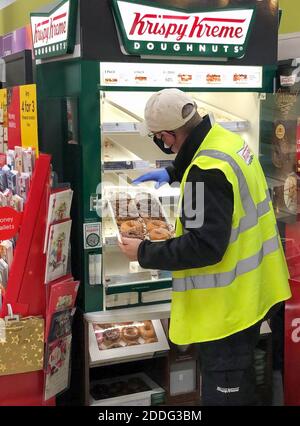 Krispy Kreme Donut Schrank im Tesco Extra Geschäft in Wisbech, Cambridgeshire. Cambridgeshire Polizist Simon Read wird vor der Anklage zu versuchen, eine £9.95 Box mit 12 Krispy Kreme Donuts für sieben Pence durch Ankleben eines Barcodes für Karotten auf sie und gehen durch eine Self-Service-Kasse im Tesco Extra-Shop kaufen. Stockfoto