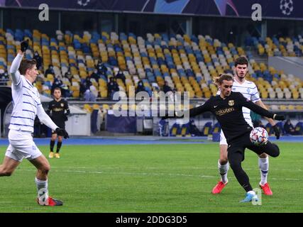 KIEW, UKRAINE - 24. NOVEMBER 2020: Antoine Griezmann aus Barcelona (R) spielt beim UEFA Champions League Spiel gegen Dynamo Kiew im NSC Olimpiyskyi Stadion in Kiew einen Ball. Barcelona gewann 4-0 Stockfoto