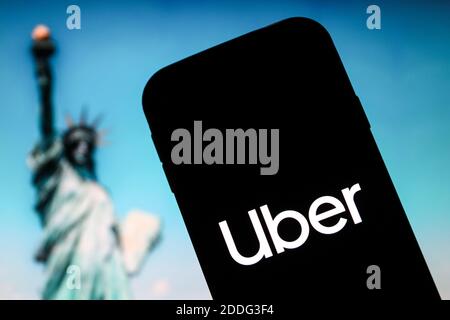 In dieser Abbildung ist ein Firmenlogo von Uber zu sehen, das auf einem Smartphone angezeigt wird. Stockfoto