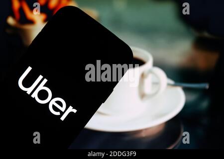 In dieser Abbildung ist ein Firmenlogo von Uber zu sehen, das auf einem Smartphone angezeigt wird. Stockfoto