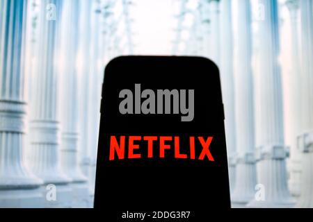 In dieser Abbildung ist ein rotes Netflix Content Platform Logo auf einem Smartphone zu sehen. Stockfoto
