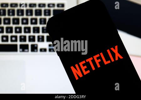 In dieser Abbildung ist ein rotes Netflix Content Platform Logo auf einem Smartphone zu sehen. Stockfoto