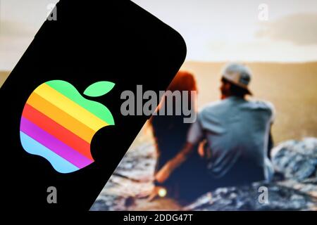 In dieser Abbildung ist ein Apple Firmenlogo auf einem Smartphone zu sehen. Stockfoto