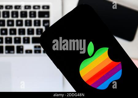 In dieser Abbildung ist ein Apple Firmenlogo auf einem Smartphone zu sehen. Stockfoto