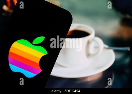 In dieser Abbildung ist ein Apple Firmenlogo auf einem Smartphone zu sehen. Stockfoto