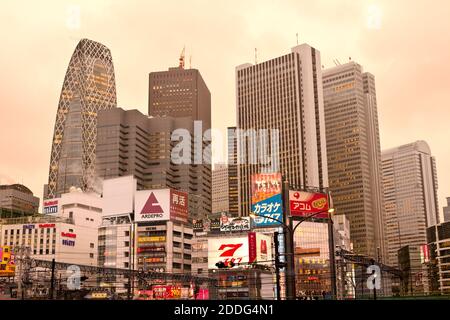 Tokyo, Kanto Region, Honshu, Japan - Stadtbild von Gebäuden und Plakatwänden im Shinjuku Bezirk. Stockfoto