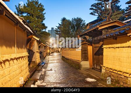 Kanazawa, Japan im Samurai District während der Dämmerung. Stockfoto