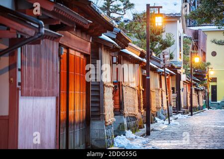 Kanazawa, Japan im Samurai District während der Dämmerung. Stockfoto