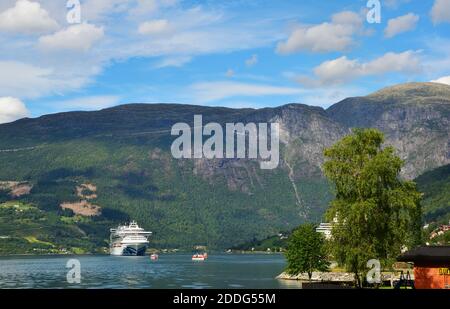 Princess Cruises Schiff Sapphire Princess liegt auf dem ruhigen Wasser des Innvikfjorden in Olden, Norwegen. Innvikfjorden ist selbst ein Arm des Nordfjords Stockfoto