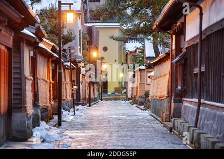 Kanazawa, Japan im Samurai District während der Dämmerung. Stockfoto