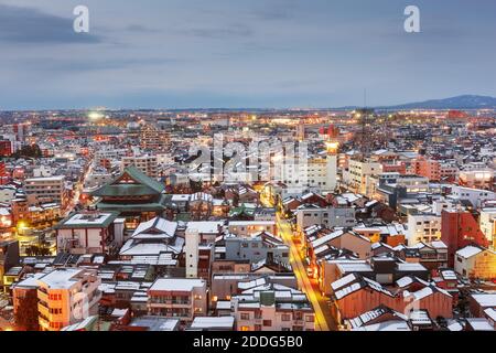 Kanazawa, Ishikawa, Japan Luftbild über dem Yasuecho District bei Dämmerung. Stockfoto