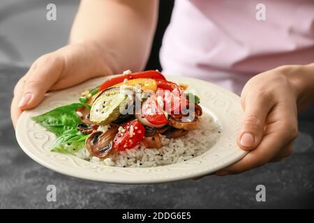 Frau mit Reissalat, Nahaufnahme Stockfoto