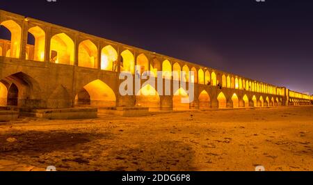 Bögen der Nachtansicht mit Lichteffekt der Allahverdi Khan Brücke, auch Si-o-seh Pol Brücke über den Fluss Zayanderud in Isfahan, Iran, ein Famo genannt Stockfoto