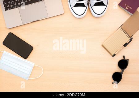 Flat-Lay mit Kopierraum, Arbeiten von zu Hause aus Konzept während der Covid-19 Pandemie. Stockfoto