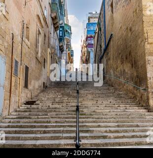 Flug von alten Steintreppen in Valletta, der Hauptstadt der Insel Malta. Stockfoto