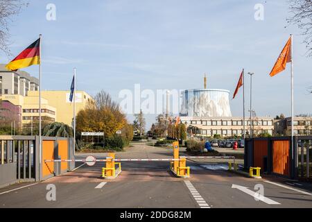 Kalkar, Deutschland. November 2020. Blick auf den Vergnügungspark Wunderland und den Kühlturm (r) des ehemaligen Kernkraftwerks Kalkar. Hier soll am 28. Und 29.11.2020 mit rund 600 Delegierten die Bundesparteikonferenz der AfD stattfinden. Quelle: Marcel Kusch/dpa/Alamy Live News Stockfoto