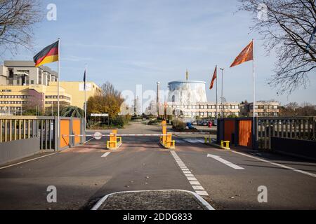 Kalkar, Deutschland. November 2020. Blick auf den Vergnügungspark Wunderland und den Kühlturm (r) des ehemaligen Kernkraftwerks Kalkar. Hier soll am 28. Und 29.11.2020 mit rund 600 Delegierten die Bundesparteikonferenz der AfD stattfinden. Quelle: Marcel Kusch/dpa/Alamy Live News Stockfoto