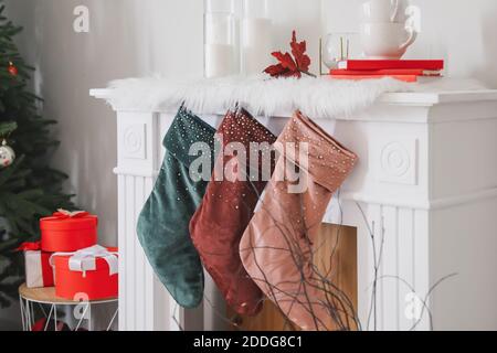 Kamin mit Socken im Zimmer am Heiligabend Stockfoto