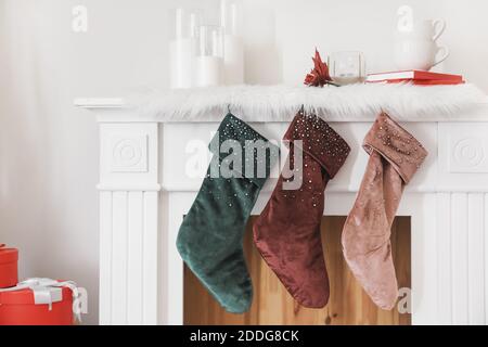 Kamin mit Socken im Zimmer am Heiligabend Stockfoto