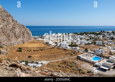Blick auf Perissa Strand in Santorini von Panagia Katefiani Kirche Stockfoto