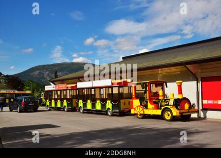 Landzug zwischen den Zöllen in Olden, Norwegen geparkt. Stockfoto