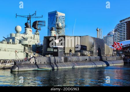 Historische Schiffe der australischen Marine in Darling Harbour, Sydney. Das U-Boot HMAS Onslow neben dem Zerstörer HMAS Vampire. Stockfoto