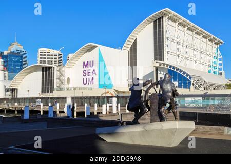 Das Australian National Maritime Museum in Sydney, Australien, mit der Statue der Windjammer Matrosen im Vordergrund Stockfoto