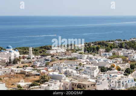 Blick auf Perissa Strand in Santorini von Panagia Katefiani Kirche Stockfoto