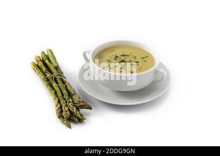 Frische Spargelsuppe isoliert auf weißem Hintergrund Stockfoto