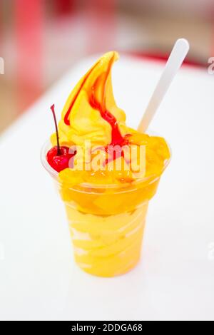 Ein Mango-Eis-Dessert auf Boracay Island, Philippinen Stockfoto